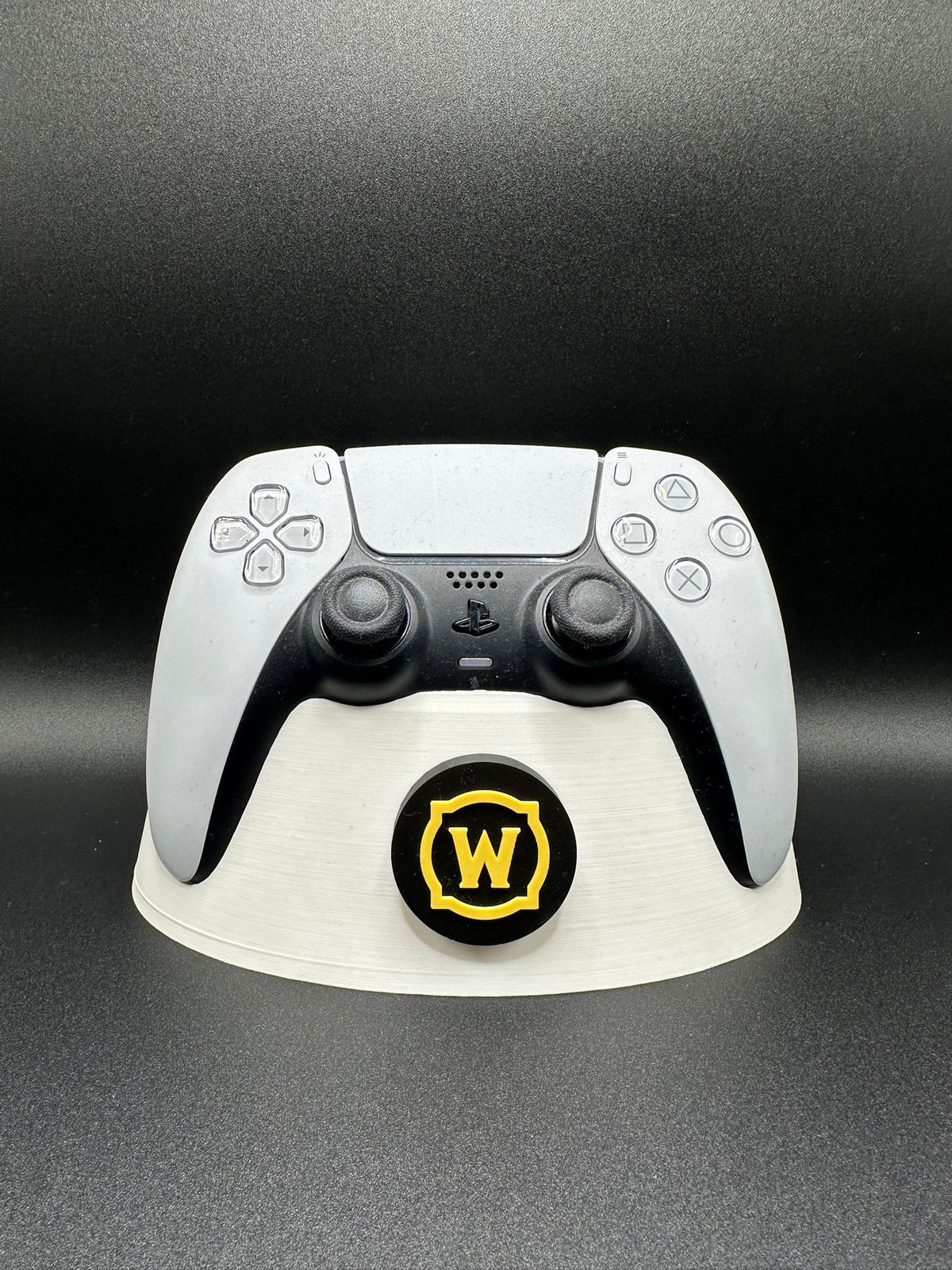 Supporto joystick PS5 con logo World of Warcraft, base bianca