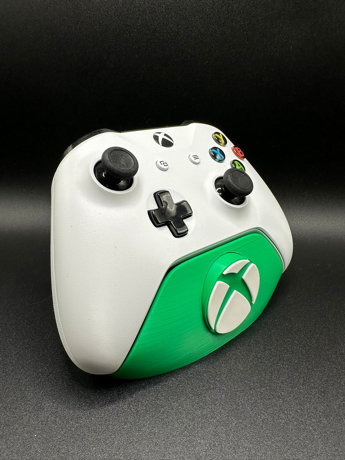 Supporto joystick con badge logo Xbox, vista di tre quarti