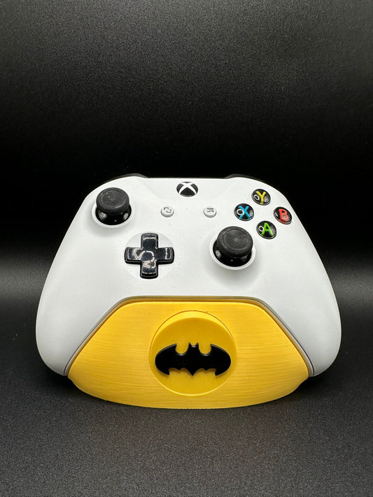 Supporto joystick Xbox con badge Batman, base gialla