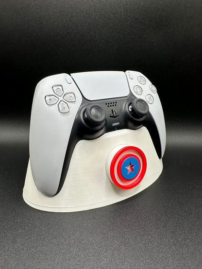 Supporto joystick PS5 con badge scudo di Capitan America, base bianca