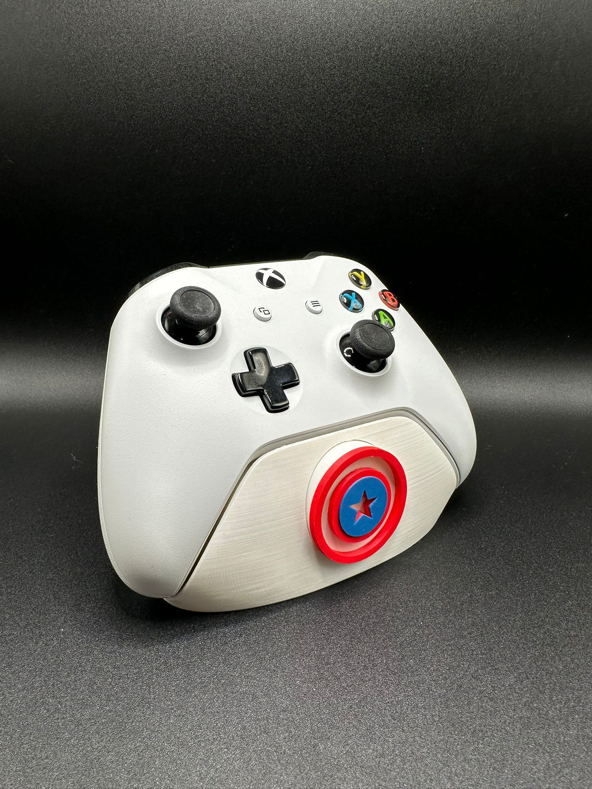 Supporto joystick Xbox con badge scudo di Capitan America, base bianca