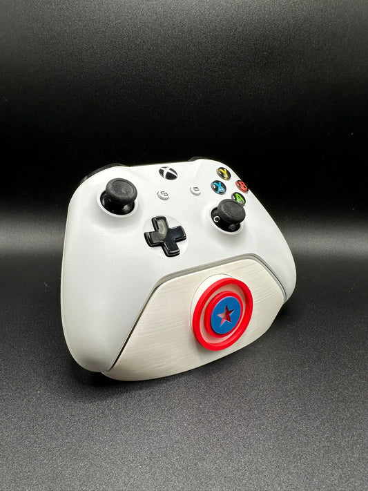Supporto joystick Xbox con badge scudo di Capitan America, base bianca