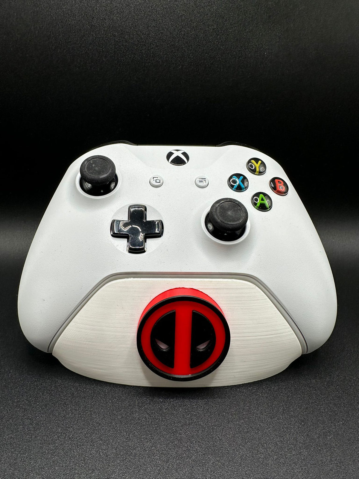 Supporto joystick Xbox con badge Deadpool, base bianca