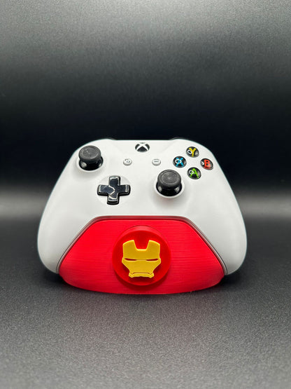 Supporto joystick Xbox con badge Iron Man, base rossa