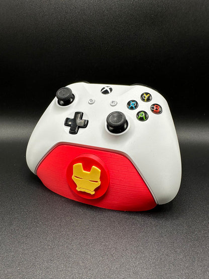 Supporto joystick Xbox con badge Iron Man, vista di tre quarti