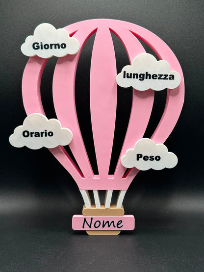 Targa nascita personalizzata a forma di mongolfiera con nome, data, ora, peso e lunghezza del bebè
