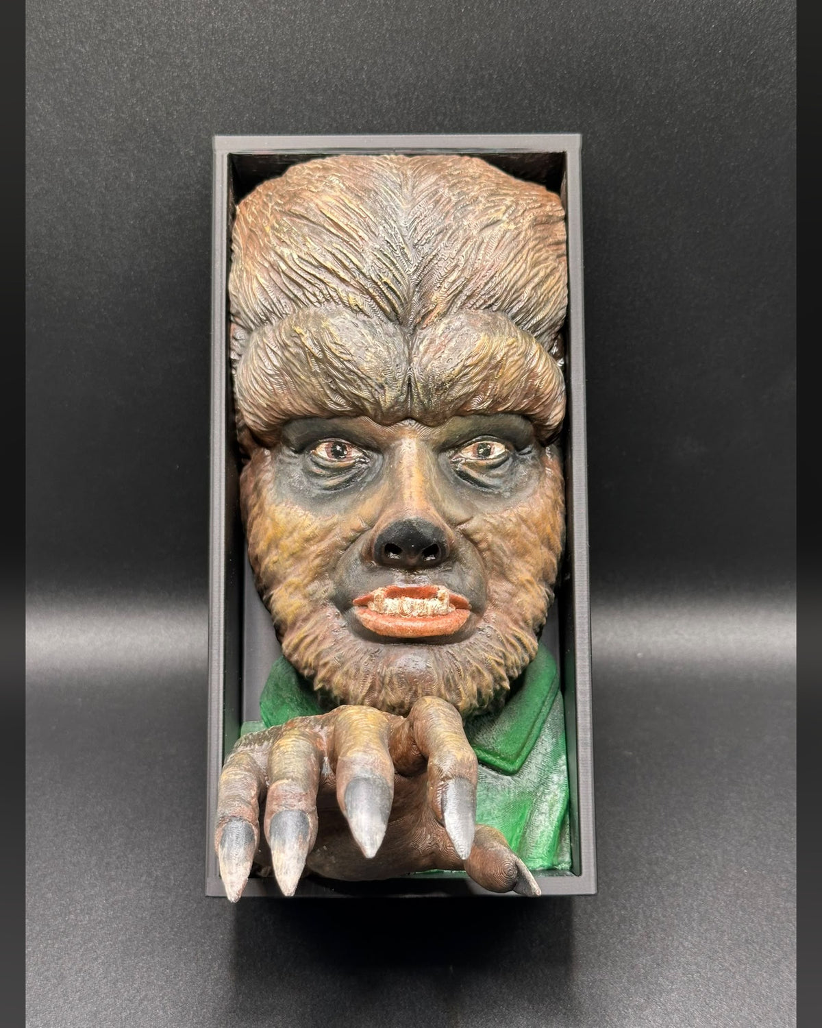 Fermalibro 3D Uomo Lupo dipinto a mano, vista frontale con artigli in rilievo