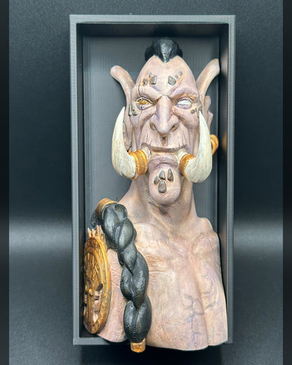 Fermalibro 3D Troll Zandalari dipinto a mano, zanne d'avorio e treccia scura