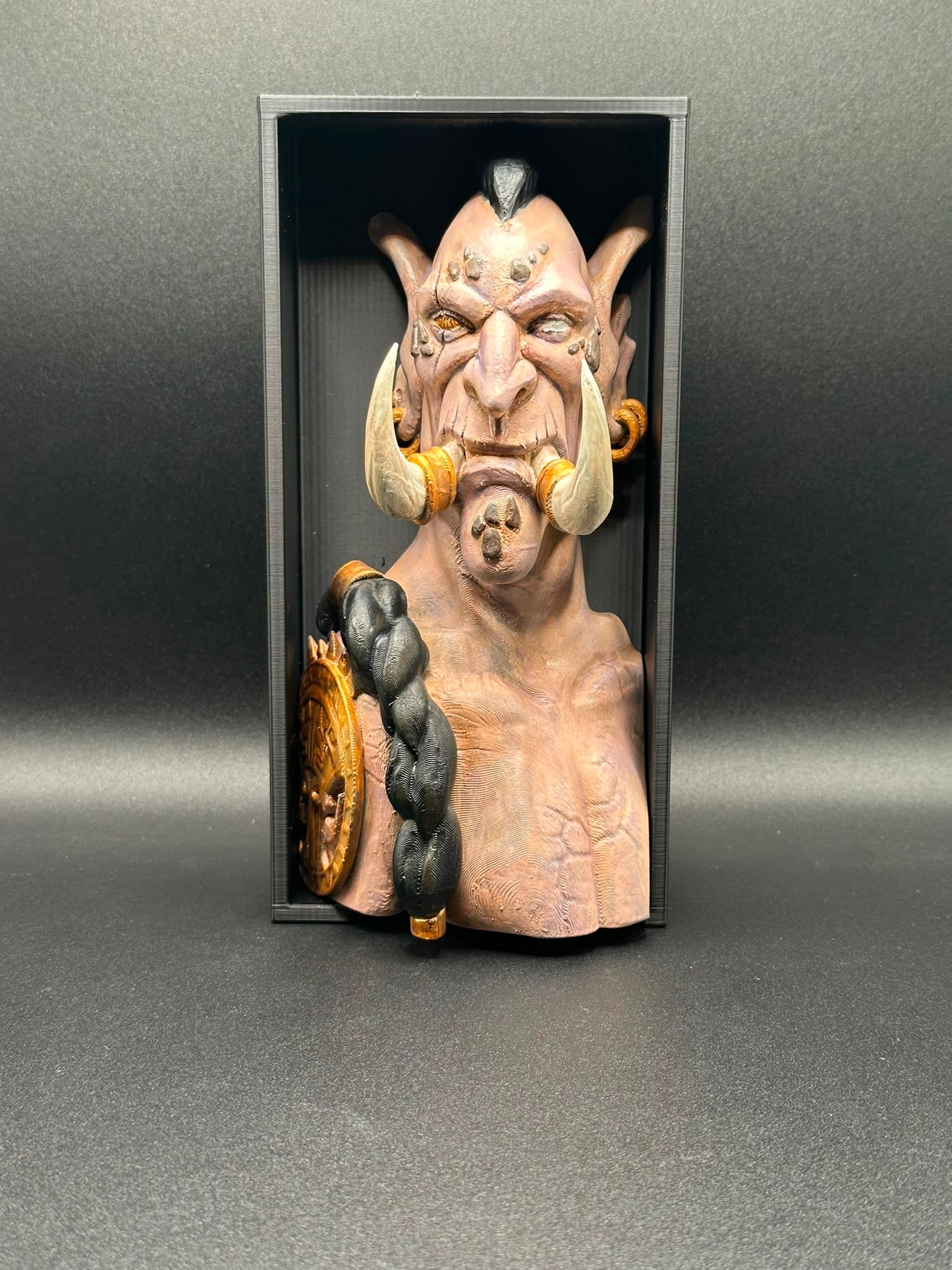 Fermalibro Troll Zandalari, vista frontale del busto in rilievo