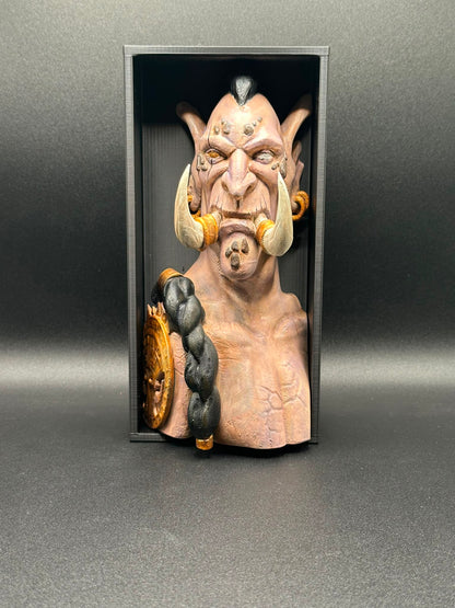Fermalibro Troll Zandalari, vista frontale del busto in rilievo