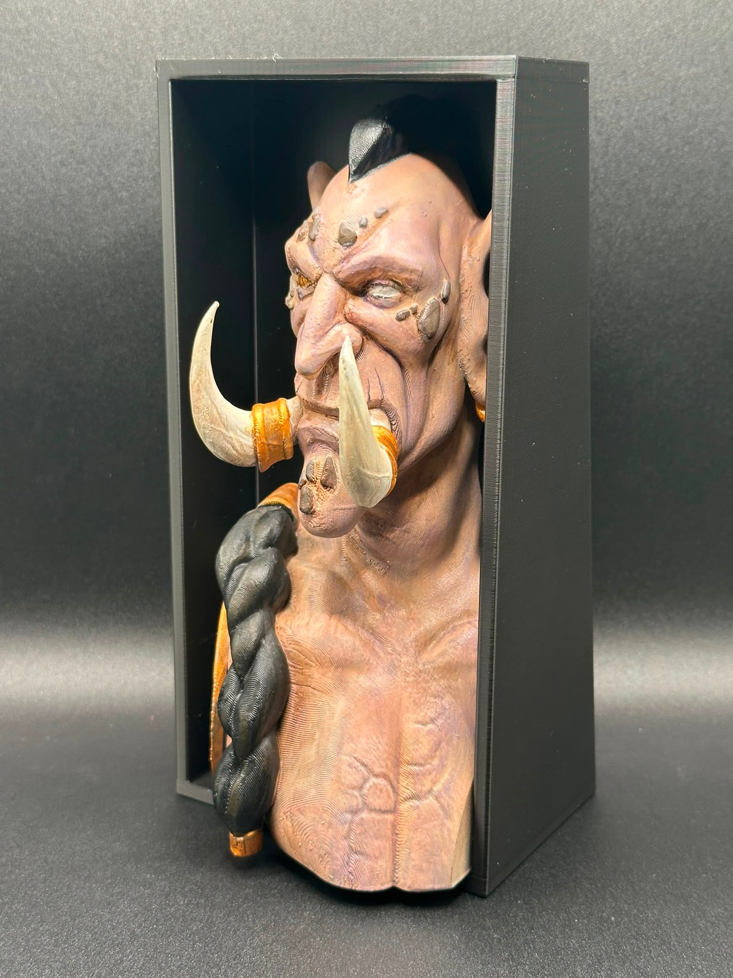 Fermalibro Troll Zandalari visto di lato, dettaglio delle zanne
