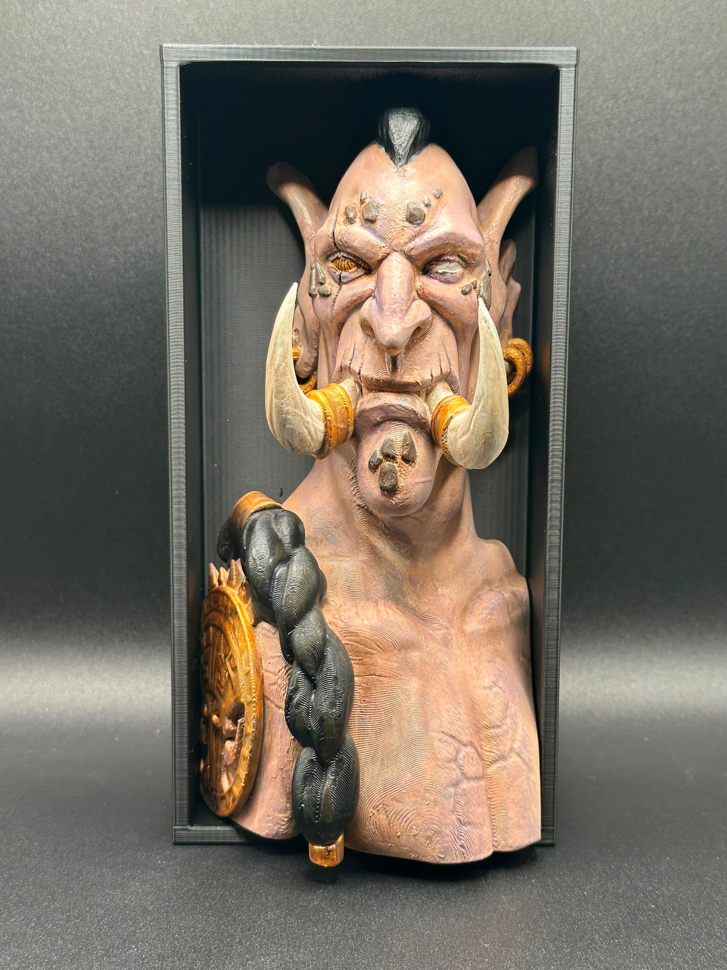 Fermalibro Troll Zandalari di tre quarti, medaglione dorato inciso