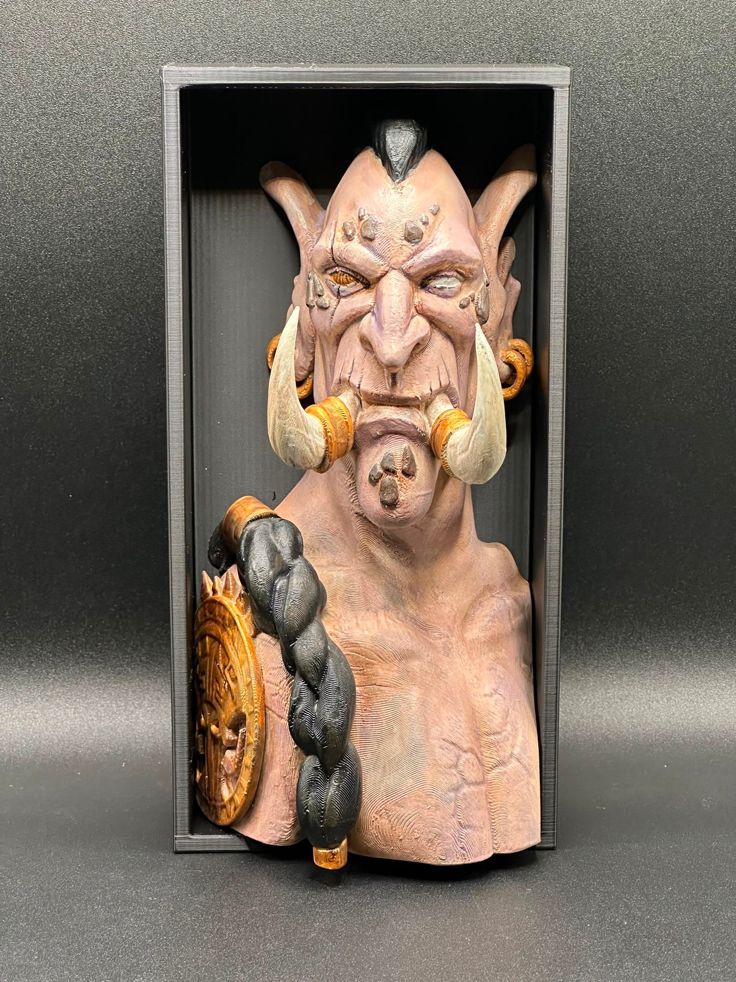Fermalibro Troll Zandalari, primo piano del volto dipinto a mano