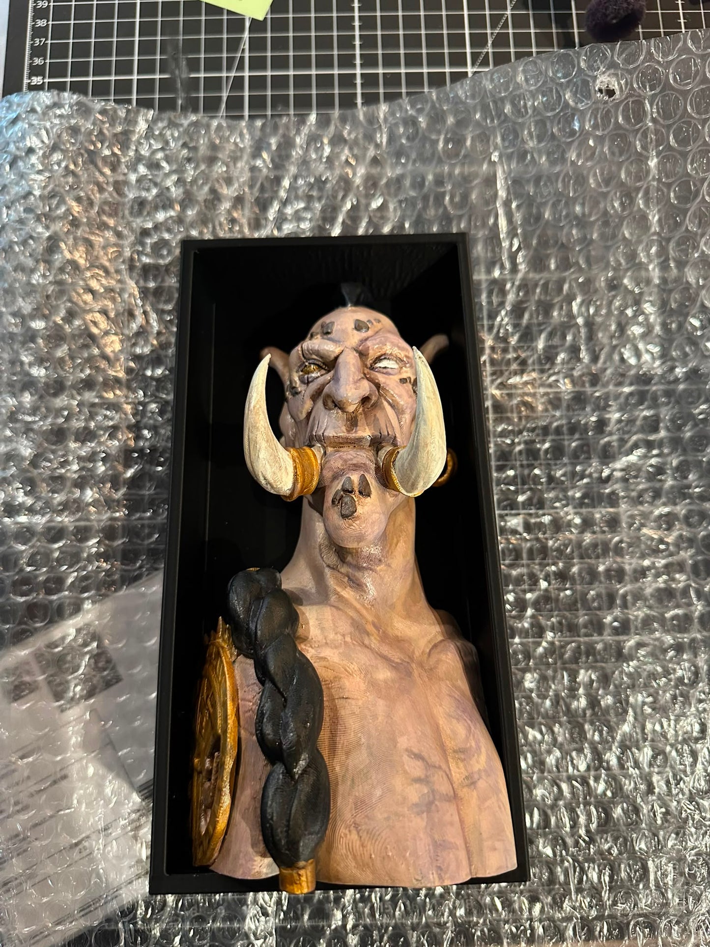 Fermalibro Troll Zandalari imballato con pluriball, pronto per la spedizione