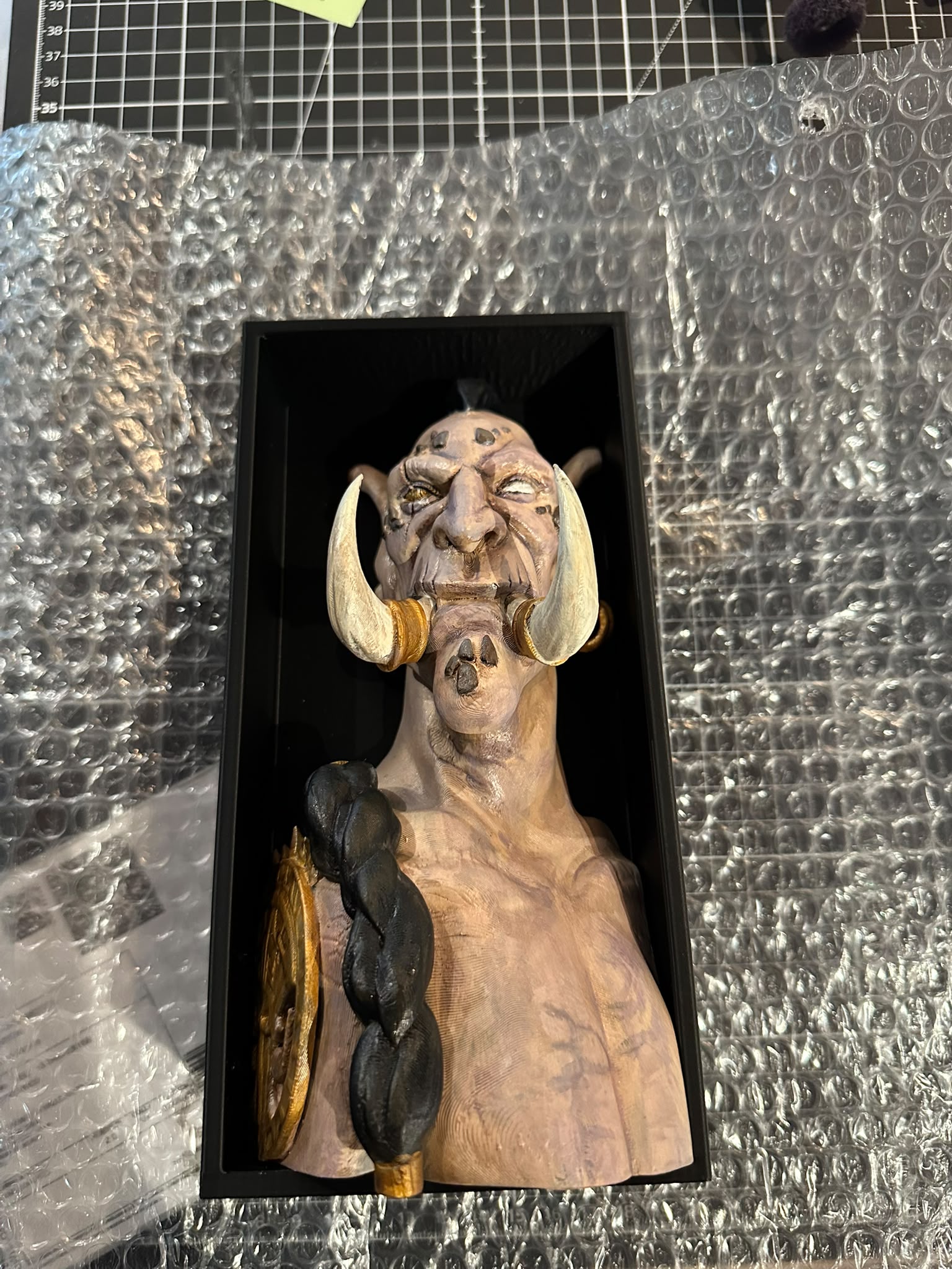 Fermalibro Troll Zandalari imballato con pluriball, pronto per la spedizione